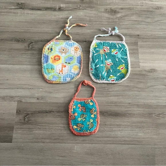 New Crochet Cotton Bibs with Pockets/Plastic Spoons & Flannel Backing (Set of 3) - Picture 3 of 14